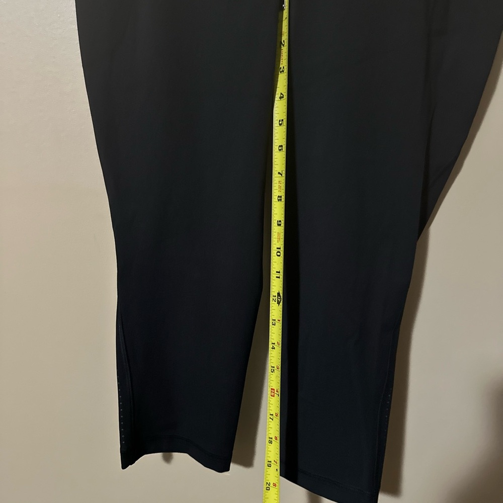Lululemon cropped size 12 athletic leggings - Picture 8 of 9